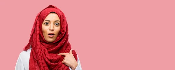 Mujer Árabe Joven Vistiendo Hijab Feliz Sorprendido Animando Expresando Gesto — Foto de Stock