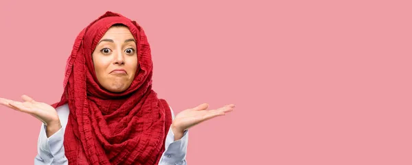 Mujer Árabe Joven Con Expresión Duda Hijab Confusión Concepto Maravilla —  Fotos de Stock