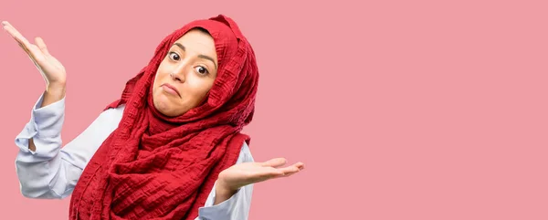 Genç Arap Kadın Giyiyor Hijab Şüphe Ifade Şaşırtmak Kavramı Belirsiz — Stok fotoğraf