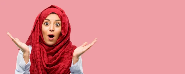 Mutlu Ifade Wow Jest Tezahürat Hijab Giyen Genç Arap Kadın — Stok fotoğraf