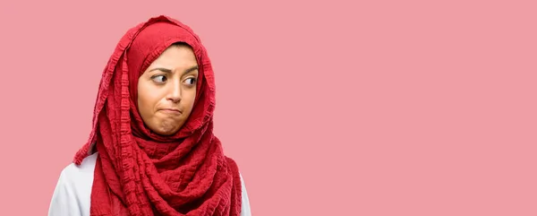 Mujer Árabe Joven Con Expresión Duda Hijab Confusión Concepto Maravilla — Foto de Stock