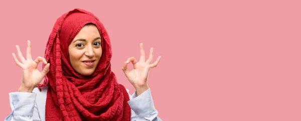 Junge Araberin Hijab Macht Zeichen Geste Mit Beiden Händen Die — Stockfoto