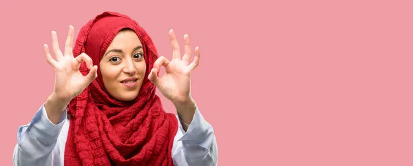 Jovem Árabe Mulher Vestindo Hijab Fazendo Sinal Gesto Com Ambas — Fotografia de Stock