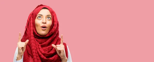 Mujer Árabe Joven Vistiendo Hijab Feliz Sorprendido Animando Expresando Gesto — Foto de Stock