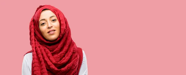 Mujer Árabe Joven Usando Hijab Confiado Feliz Con Una Gran —  Fotos de Stock