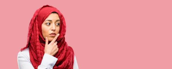 Jovem Árabe Mulher Vestindo Hijab Dúvida Expressão Confundir Maravilha Conceito — Fotografia de Stock