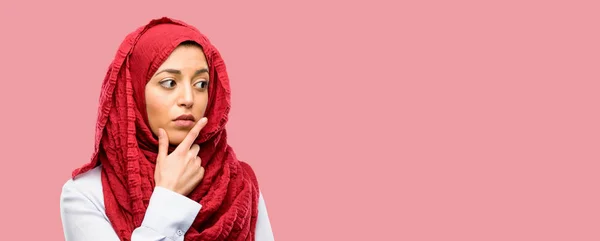 Mujer Árabe Joven Con Expresión Duda Hijab Confusión Concepto Maravilla —  Fotos de Stock