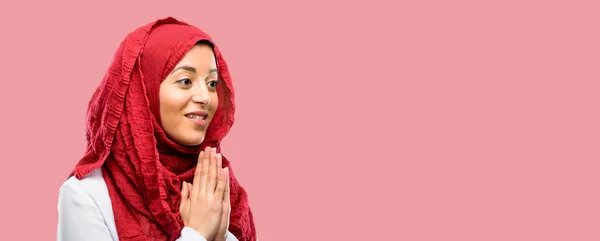 年轻的阿拉伯妇女戴着头巾与双手一起在祈祷的姿态 表达希望和请概念 — 图库照片