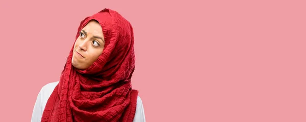 Mujer Árabe Joven Con Expresión Duda Hijab Confusión Concepto Maravilla —  Fotos de Stock