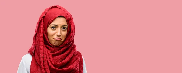 Junge Arabische Frau Trägt Hijab Mit Traurigem Und Aufgeregtem Gesichtsausdruck — Stockfoto