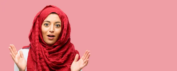 Mujer Árabe Joven Vistiendo Hijab Feliz Sorprendido Animando Expresando Gesto —  Fotos de Stock