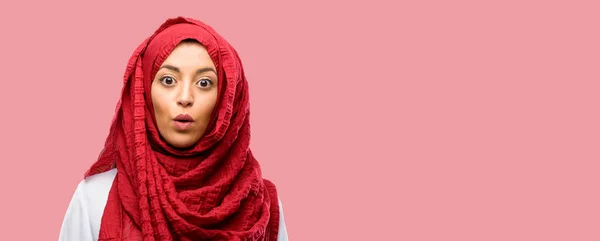 Młoda Kobieta Arabska Noszenie Hidżabu Szczęśliwy Zaskoczony Doping Wyrażając Wow — Zdjęcie stockowe
