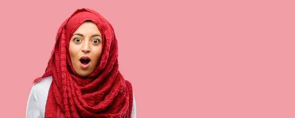 Mujer Árabe Joven Vistiendo Hijab Feliz Sorprendido Animando Expresando Gesto — Foto de Stock