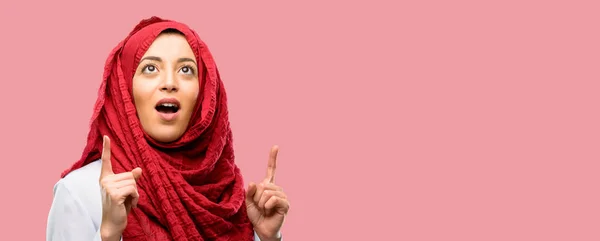 Mujer Árabe Joven Vistiendo Hijab Feliz Sorprendido Animando Expresando Gesto — Foto de Stock