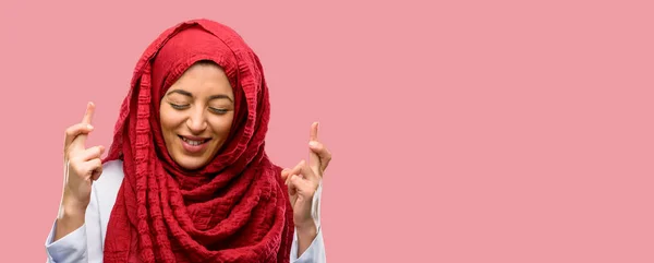 Jonge Arabische Vrouw Het Dragen Van Hijab Met Gekruiste Vingers — Stockfoto