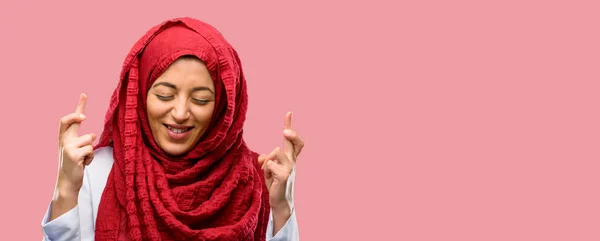 Unga Arabiska Kvinna Som Bär Hijab Med Korsade Fingrar För — Stockfoto