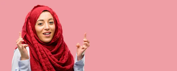 Mujer Árabe Joven Usando Hijab Con Los Dedos Cruzados Pidiendo — Foto de Stock