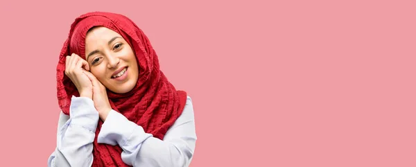 Mujer Árabe Joven Usando Hijab Confiado Feliz Con Una Gran —  Fotos de Stock