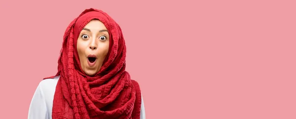 年轻的阿拉伯妇女戴着头巾高兴和惊喜欢呼表达哇手势 — 图库照片