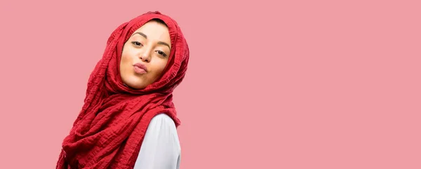 年轻的阿拉伯妇女戴头巾表达爱 吹吻在相机 — 图库照片