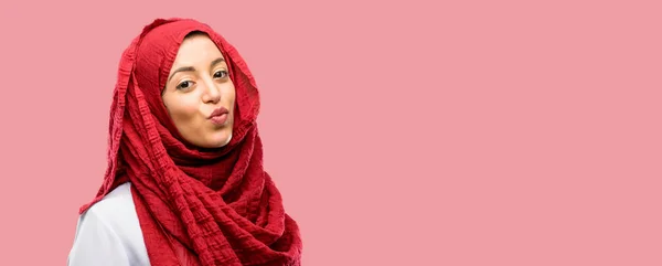 Fiatal Arab Viselése Hidzsáb Kifejező Szeretettel Fúj Csók Kamerát Flörtölés — Stock Fotó
