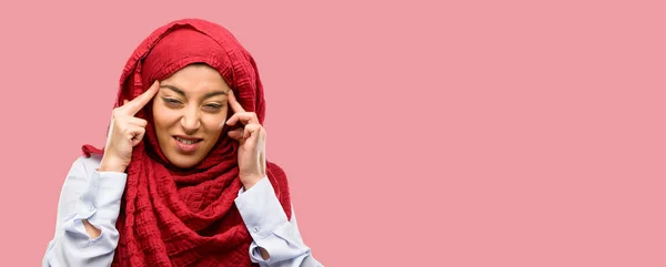 Junge Arabische Frau Trägt Hijab Zweifel Ausdruck Verwirrung Und Wunder — Stockfoto