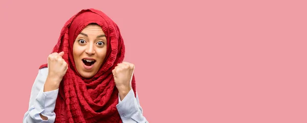 Mujer Árabe Joven Usando Hijab Feliz Emocionado Expresando Gesto Ganador —  Fotos de Stock