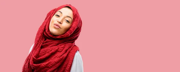 Unga Arabiska Kvinnan Bär Hijab Uttrycker Kärlek Blåser Kyss Kamera — Stockfoto