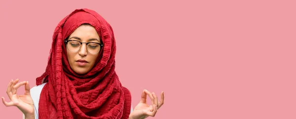 年轻的阿拉伯妇女戴着头巾做 标志手势双手表示冥想和放松 — 图库照片