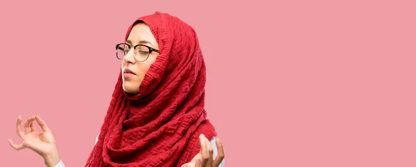 瞑想とリラクゼーションを表現する両方の手で の手話をやってヒジャーブを着ている若いアラブ女性 — ストック写真
