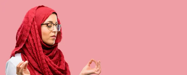 瞑想とリラクゼーションを表現する両方の手で の手話をやってヒジャーブを着ている若いアラブ女性 — ストック写真