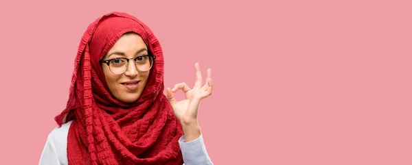 Молодая Арабская Женщина Хиджабе Делает Хорошо Знак Рукой Одобрить Жест — стоковое фото