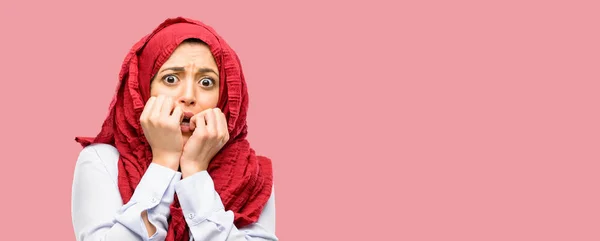 年轻的阿拉伯妇女戴着头巾吓坏了 紧张的表达焦虑和恐慌的姿态 不堪重负 — 图库照片