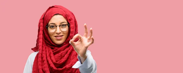 年轻的阿拉伯妇女戴着头巾做 签署与手 批准手势 — 图库照片