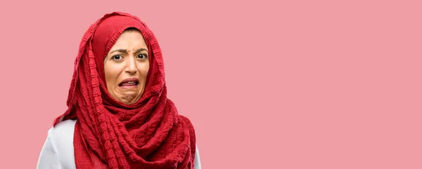 Junge Araberin Hijab Empfindet Ekel Mit Herausgestreckter Zunge — Stockfoto