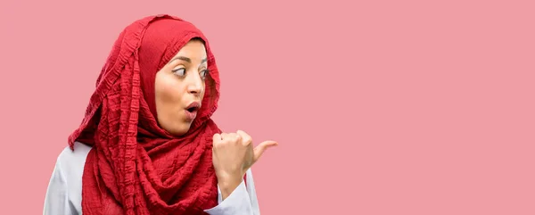 Mujer Árabe Joven Vistiendo Hijab Feliz Sorprendido Animando Expresando Gesto —  Fotos de Stock