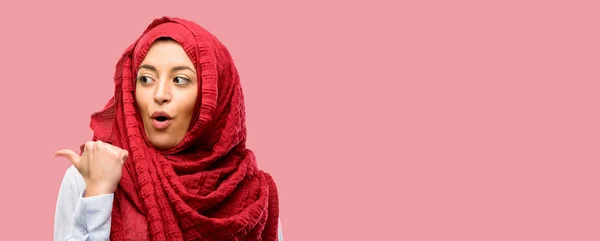 Jovem Árabe Mulher Vestindo Hijab Feliz Surpreso Animando Expressar Wow — Fotografia de Stock