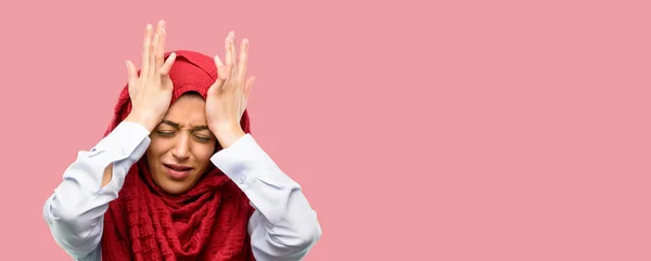 Unga Arabiska Kvinnan Bära Hijab Livrädd Och Nervös Att Uttrycka — Stockfoto
