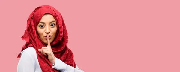Genç Arap Kadın Giyiyor Hijab Dilinde Işaret Parmağı Ile Sorun — Stok fotoğraf