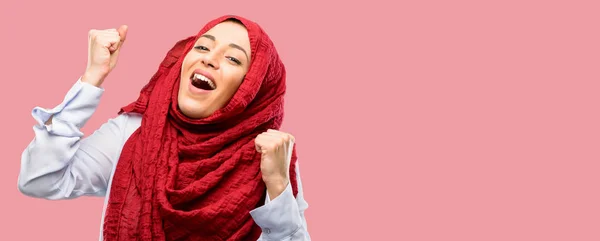 Jovem Árabe Mulher Vestindo Hijab Feliz Animado Expressando Gesto Vencedor — Fotografia de Stock