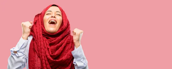 Giovane Araba Indossa Hijab Felice Eccitato Esprimendo Gesto Vincente Vittoria — Foto Stock