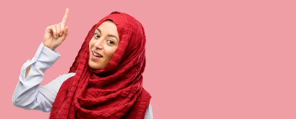 Jovem Árabe Mulher Vestindo Hijab Feliz Surpreso Animando Expressar Wow — Fotografia de Stock