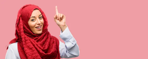 Jovem Árabe Mulher Vestindo Hijab Feliz Surpreso Animando Expressar Wow — Fotografia de Stock