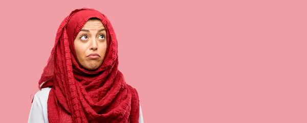 Jeune Femme Arabe Portant Hijab Doute Expression Confusion Émerveillement Concept — Photo
