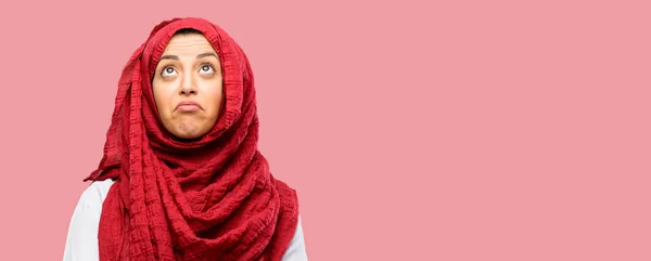 Junge Arabische Frau Trägt Hijab Zweifel Ausdruck Verwirrung Und Wunder — Stockfoto