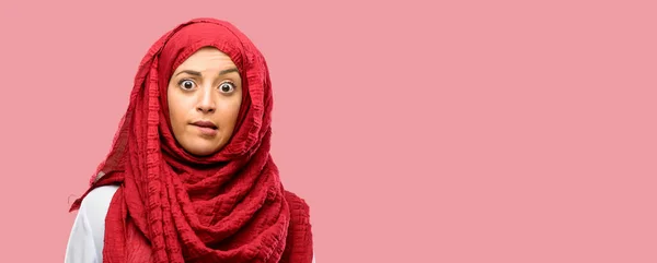 Mujer Árabe Joven Con Expresión Duda Hijab Confusión Concepto Maravilla — Foto de Stock