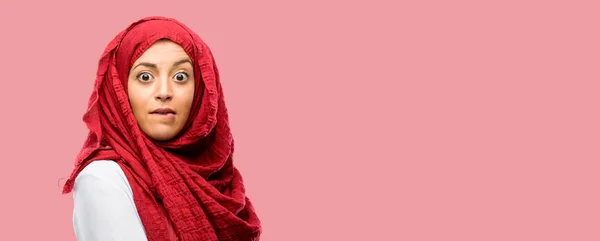 戴面纱的年轻阿拉伯妇女怀疑表达 迷惑和惊奇概念 不确定的未来 — 图库照片
