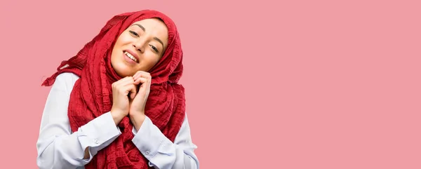 Jovem Árabe Mulher Vestindo Hijab Confiante Feliz Com Grande Sorriso — Fotografia de Stock