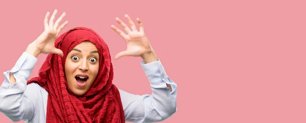 Jovem Árabe Mulher Vestindo Hijab Feliz Surpreso Torcendo Expressar Wow — Fotografia de Stock