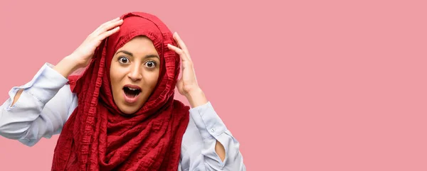 Junge Arabische Frau Hijab Glücklich Und Überrascht Jubelnd Mit Wow — Stockfoto